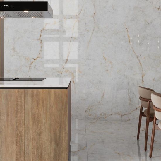 Cocina moderna con isla Venux Aurora Crystal blanca veteada, taburetes madera y gabinetes blancos en ambiente luminoso.