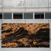 Losa jumbo de Granito Black Taurus de 320 x 195 cm en negro intenso con vetas doradas y blancas