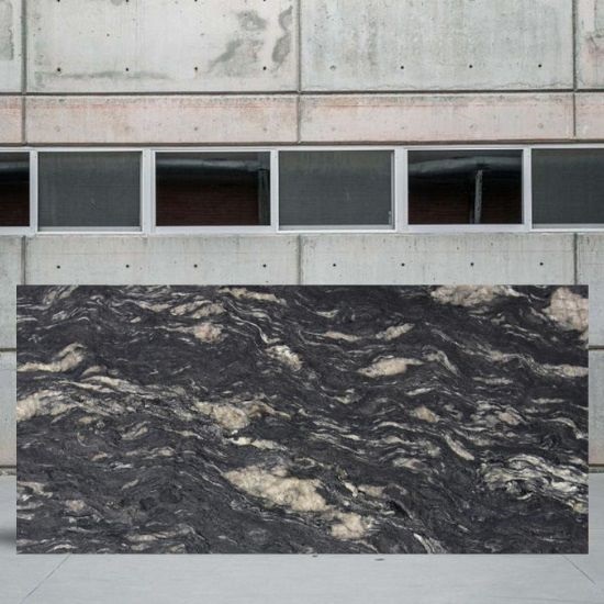 Losa completa pulida de Granito Cosmic Black con vetas blancas y doradas en movimiento espectacular