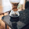 Cafetera sobre encimera de Granito Cosmic Black, granito negro con vetas blancas y doradas de alto brillo