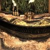 arra curva o mueble auxiliar en Granito Black Taurus con cuenco dorado y decoración