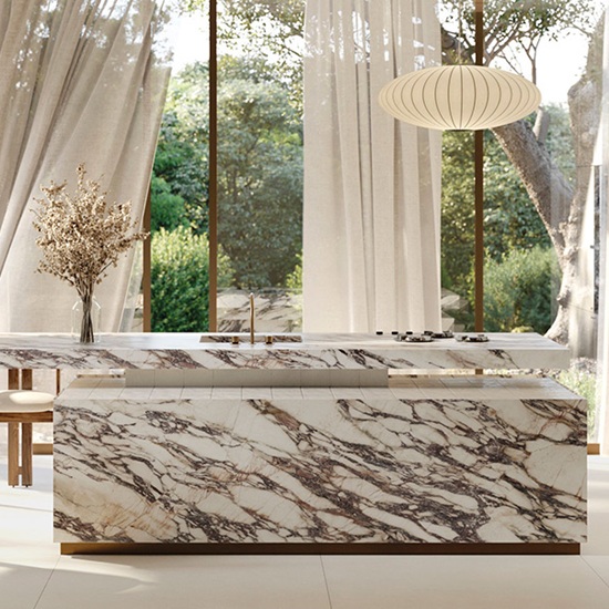 sla de cocina completa en Sapienstone Fior di Viola 4D con veta pasante, iluminada por luz natural y vistas al jardín