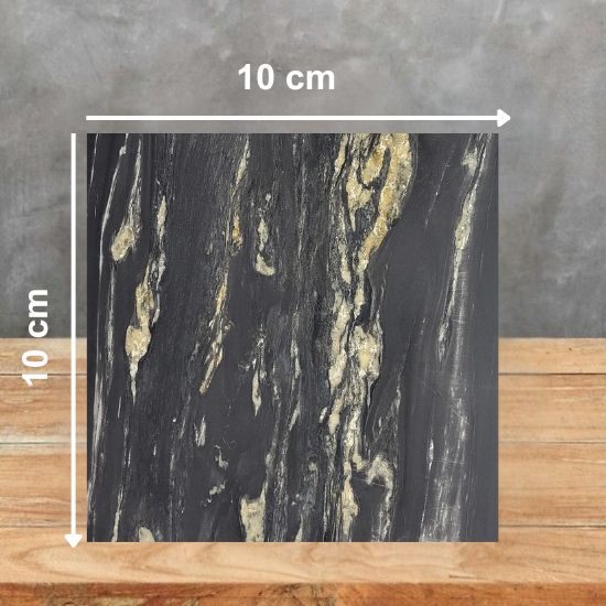Muestra 10 x 10 cm de Cuarcita Belvedere, cuarcita negra con vetas doradas y blancas sobre madera