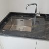 alle de encimera en Cuarcita Belvedere con fregadero de acero inoxidable y grifo cromad