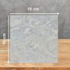 Muestra 10 x 10 cm de Cuarcita Dolce Vita sobre superficie de madera