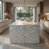Isla central larga en Cuarcita Dolce Vita en cocina moderna con grandes ventanales y muebles claros