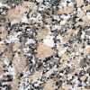 Textura detallada del Granito Crema Julia, granito crema con motas negras y grises