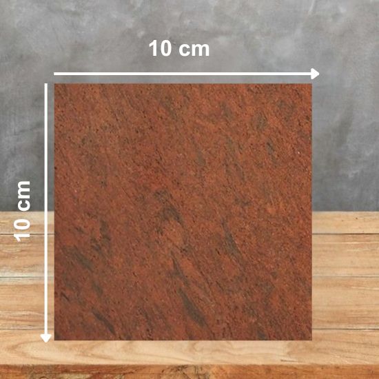 Muestra 10 x 10 cm de Granito Rojo Multicolor sobre superficie de madera