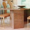 esa de comedor con tapa y base en Granito Rojo Multicolor y sillas doradas