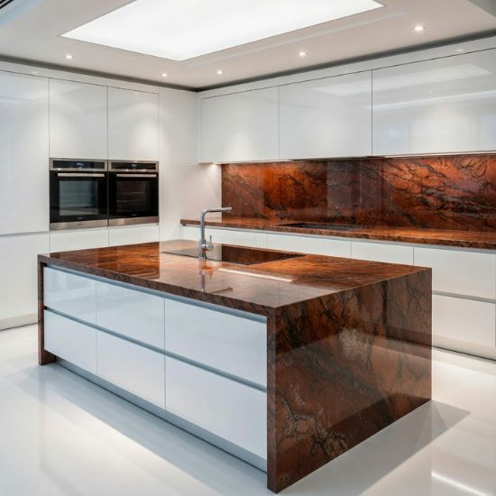 Isla de cocina moderna en Granito Rojo Multicolor con muebles blancos y encimera de gran formato
