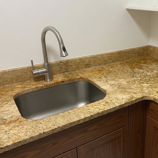AlternativoEncimera de Granito Sahara Gold con fregadero de acero inoxidable y grifo moderno en cocina